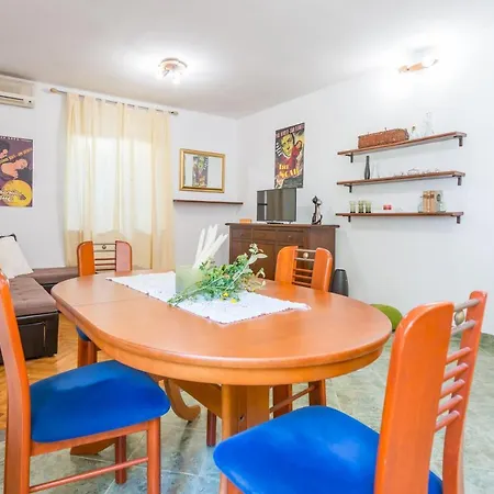 Vivid One Bedroom Apartment, With Terrace & Garden Appartement *