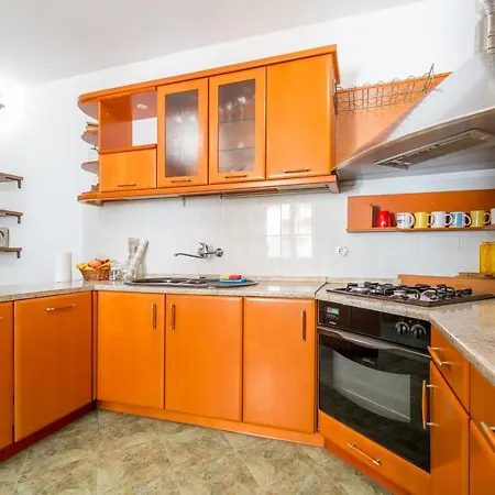 Vivid One Bedroom Apartment, With Terrace & Garden *