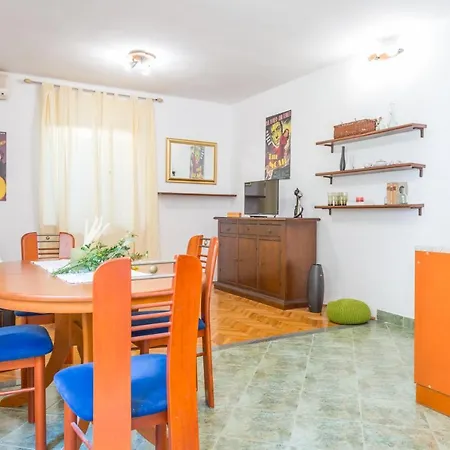 Daire Vivid One Bedroom Apartment, With Terrace & Garden