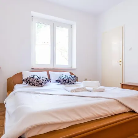 Daire Vivid One Bedroom Apartment, With Terrace & Garden