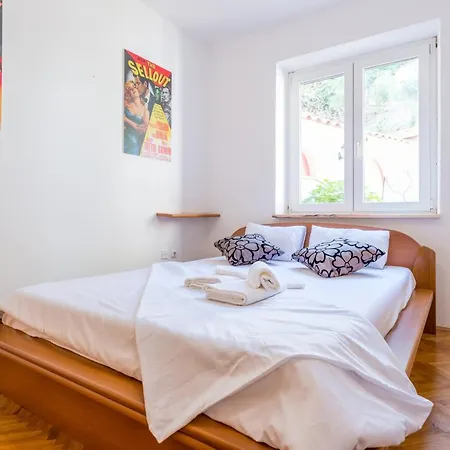 Vivid One Bedroom Apartment, With Terrace & Garden *