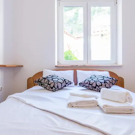 Vivid One Bedroom Apartment, With Terrace & Garden Daire Dubrovnik