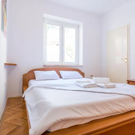 Vivid One Bedroom Apartment, With Terrace & Garden Daire