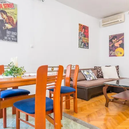 Daire Vivid One Bedroom Apartment, With Terrace & Garden