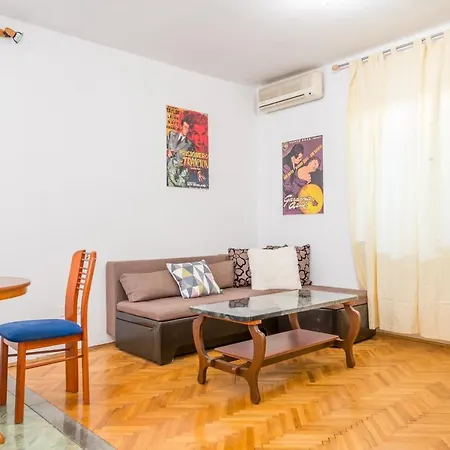 Apartman Vivid One Bedroom Apartment, With Terrace & Garden *