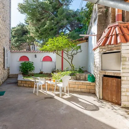 Vivid One Bedroom Apartment, With Terrace & Garden Dubrovnik