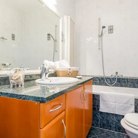 Vivid One Bedroom Apartment, With Terrace & Garden *
