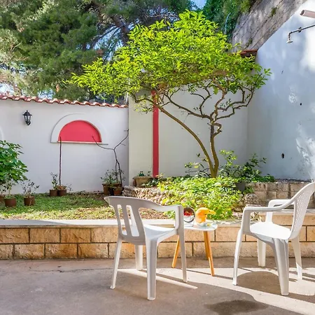Apartman Vivid One Bedroom Apartment, With Terrace & Garden *