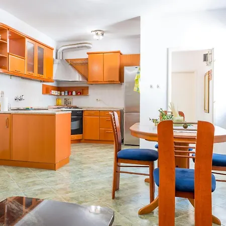 Vivid One Bedroom Apartment, With Terrace & Garden Apartman *